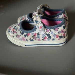 Osh Kosh shoes size 4